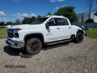 ✅ 2025 Chevrolet Silverado 2500HD LTZ • VIN: 2GC4KPE78S1112904 • Lot: 65139335. Wystawiony na Copart z przebiegiem 26 761 mil. Bezpłatny archiwum sprzedaży aukcyjnych z USA i szczegółowy raport historii pojazdu na DreamBid. Zdjęcie 1.