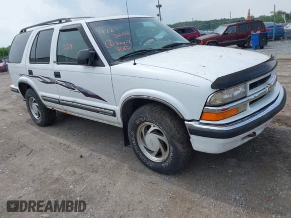 ✅ 1999 Chevrolet Blazer Trailblazer • VIN: 1GNDT13W8X2115188 • Lot: 42273208. Wystawiony na IAAI z przebiegiem 151 882 mil. Bezpłatny archiwum sprzedaży aukcyjnych z USA i szczegółowy raport historii pojazdu na DreamBid. Zdjęcie 1.