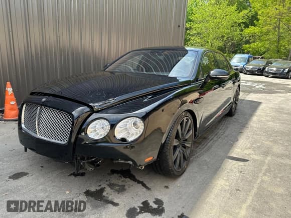✅ 2014 Bentley Flying Spur • VIN: SCBEC9ZA4EC094924 • Lot: 61729205. Wystawiony na Copart z przebiegiem 31 529 mil. Bezpłatny archiwum sprzedaży aukcyjnych z USA i szczegółowy raport historii pojazdu na DreamBid. Zdjęcie 2.