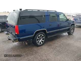 1999 Chevrolet Suburban z VIN 3GNFK16R2XG122257, wystawiony jako IAAI lot #43360513 z przebiegiem 159 665 mil mil oraz . Historia ofert i sprzedaży dostępna na DreamBid. Obrazek 4.