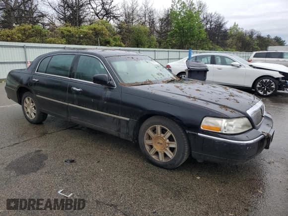 ✅ 2011 Lincoln Town Car Executive L • VIN: 2LNBL8EV2BX765357 • Lot: 57091155. Listed on Copart with 458,952 mi. Free auction sales archive from the USA and detailed vehicle history report at DreamBid. Image 4.