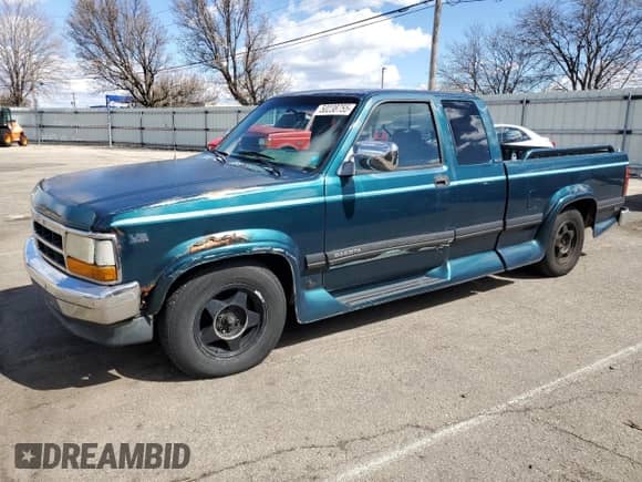1995 Dodge Dakota z VIN 1B7GL23Y7SS177249, wystawiony jako Copart lot #50238755 z przebiegiem 127 781 mil mil oraz Czysty tytuł • Clean title. Historia ofert i sprzedaży dostępna na DreamBid. Obrazek 1.