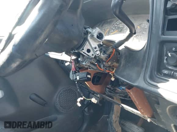 2004 Chevrolet Silverado 1500 Work Truck z VIN 1GCEC14V44Z314647, wystawiony jako IAAI lot #43253243 z przebiegiem Nie podano mil oraz . Historia ofert i sprzedaży dostępna na DreamBid. Obrazek 6.