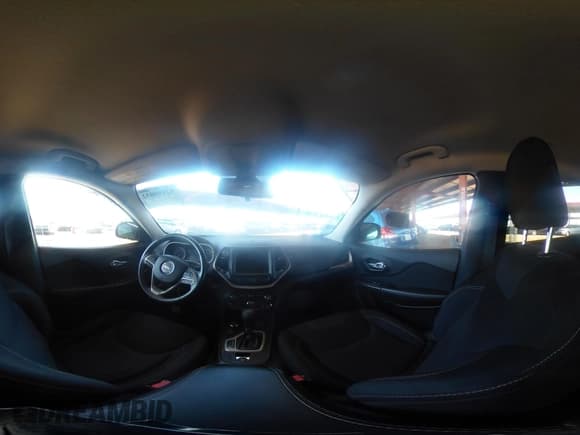 ✅ 2015 Jeep Cherokee Latitude • VIN: 1C4PJMCS1FW559577 • Lot: 42898032. Wystawiony na IAAI z przebiegiem 135 847 mil. Bezpłatny archiwum sprzedaży aukcyjnych z USA i szczegółowy raport historii pojazdu na DreamBid. Zdjęcie 18.