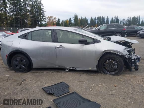 ✅ 2025 Toyota Prius SE • VIN: JTDACACU2S3050691 • Lot: 43584039. Listed on IAAI with 3,136 mi. Free auction sales archive from the USA and detailed vehicle history report at DreamBid. Image 13.