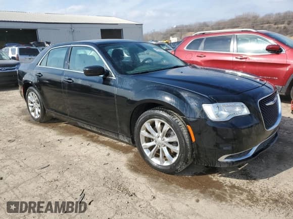 ✅ 2018 Chrysler 300 Touring • VIN: 2C3CCARG2JH324885 • Lot: 44934934. Wystawiony na Copart z przebiegiem 74 715 mil. Bezpłatny archiwum sprzedaży aukcyjnych z USA i szczegółowy raport historii pojazdu na DreamBid. Zdjęcie 4.