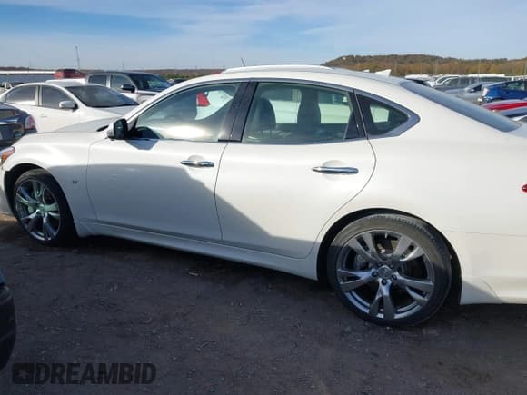 ✅ 2017 Infiniti Q70 3.7 • VIN: JN1BY1AP2HM741633 • Lot: 43635768. Listed on IAAI with Not provided. Free auction sales archive from the USA and detailed vehicle history report at DreamBid. Image 13.