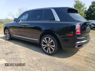 ✅ 2022 Rolls-Royce Cullinan • VIN: SLATV4C09NU214462 • Lot: 70713624. Wystawiony na Copart z przebiegiem 9 904 mil. Bezpłatny archiwum sprzedaży aukcyjnych z USA i szczegółowy raport historii pojazdu na DreamBid. Zdjęcie 2.