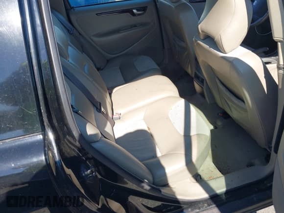 ✅ 2004 Volvo V70 XC Cross Country • VIN: YV1SZ59H041148406 • Lot: 37881893. Listed on IAAI with 176,197 mi. Free auction sales archive from the USA and detailed vehicle history report at DreamBid. Image 8.