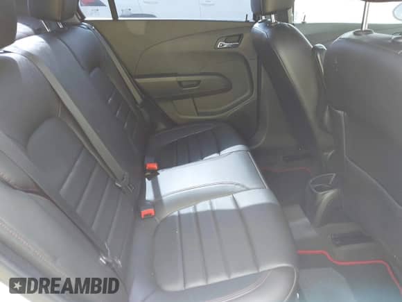 2015 Chevrolet Sonic RS z VIN 1G1JG5SBXF4121804, wystawiony jako IAAI lot #42403310 z przebiegiem 89 386 mil mil oraz . Historia ofert i sprzedaży dostępna na DreamBid. Obrazek 8.