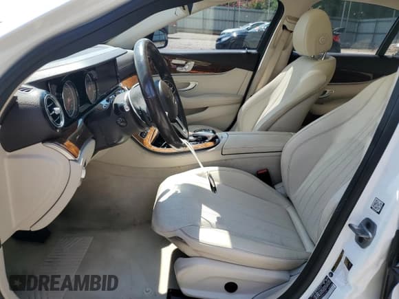 ✅ 2019 Mercedes-Benz E 300 • VIN: WDDZF4KB1KA556204 • Lot: 68050745. Wystawiony na Copart z przebiegiem 112 724 mil. Bezpłatny archiwum sprzedaży aukcyjnych z USA i szczegółowy raport historii pojazdu na DreamBid. Zdjęcie 7.