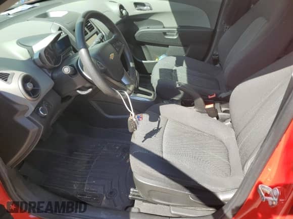 2015 Chevrolet Sonic LT z VIN 1G1JC5SG3F4139150, wystawiony jako Copart lot #67015864 z przebiegiem 39 057 mil mil oraz Szkoda całkowita • Salvage title. Historia ofert i sprzedaży dostępna na DreamBid. Obrazek 7.