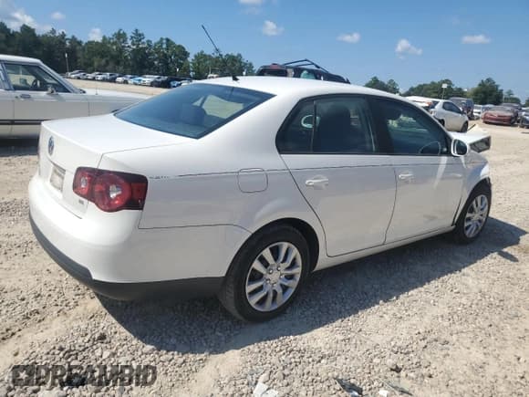 ✅ 2010 Volkswagen Jetta S • VIN: 3VWJX7AJ3AM075822 • Lot: 71417695. Listed on Copart with 214,784 mi. Free auction sales archive from the USA and detailed vehicle history report at DreamBid. Image 3.