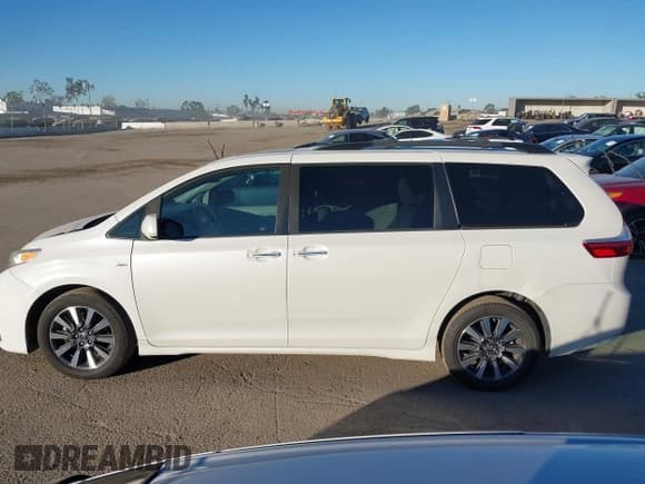 ✅ 2019 Toyota Sienna XLE • VIN: 5TDDZ3DC0KS220459 • Lot: 43897374. Wystawiony na IAAI z przebiegiem 82 334 mil. Bezpłatny archiwum sprzedaży aukcyjnych z USA i szczegółowy raport historii pojazdu na DreamBid. Zdjęcie 14.