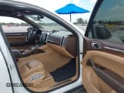 ✅ 2017 Porsche Cayenne • VIN: WP1AA2A29HKA83911 • Lot: 42906059. Wystawiony na IAAI z przebiegiem Nie podano. Bezpłatny archiwum sprzedaży aukcyjnych z USA i szczegółowy raport historii pojazdu na DreamBid. Zdjęcie 5.