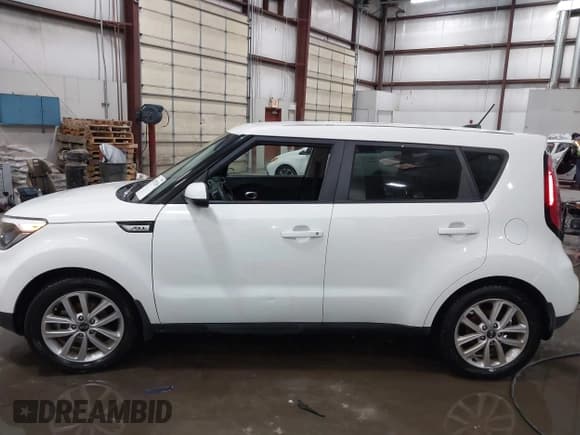 ✅ 2019 Kia Soul + • VIN: KNDJP3A51K7668315 • Lot: 43757339. Wystawiony na IAAI z przebiegiem 75 824 mil. Bezpłatny archiwum sprzedaży aukcyjnych z USA i szczegółowy raport historii pojazdu na DreamBid. Zdjęcie 14.