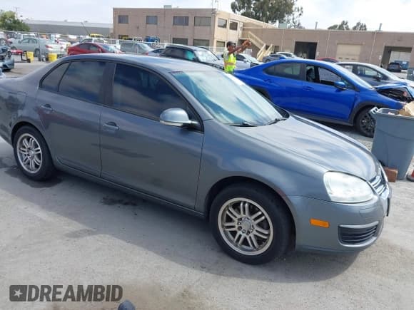 ✅ 2010 Volkswagen Jetta SE • VIN: 3VWRZ7AJ8AM072976 • Lot: 42489919. Listed on IAAI with 215,080 mi. Free auction sales archive from the USA and detailed vehicle history report at DreamBid. Image 1.