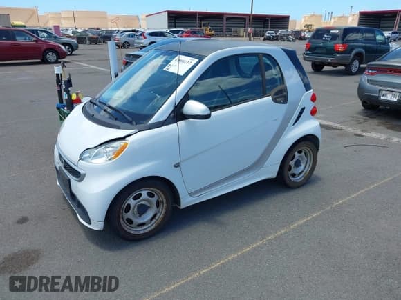 ✅ 2015 Smart fortwo Passion • VIN: WMEEJ9AA6FK826039 • Lot: 42900217. Wystawiony na IAAI z przebiegiem Nie podano. Bezpłatny archiwum sprzedaży aukcyjnych z USA i szczegółowy raport historii pojazdu na DreamBid. Zdjęcie 2.