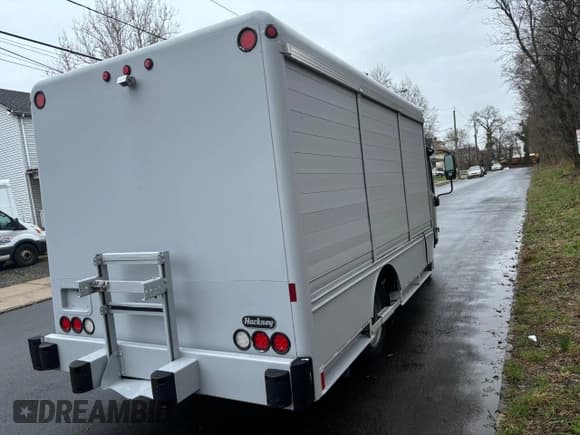 ✅ 2019 Isuzu NRR IBT • VIN: JALE5W167K7301631 • Lot: 52779745. Listed on Copart with 100,482 mi. Free auction sales archive from the USA and detailed vehicle history report at DreamBid. Image 4.