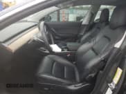 ✅ 2019 Tesla Model 3 Mid Range • VIN: 5YJ3E1EA4KF300909 • Lot: 92940655. Wystawiony na Copart z przebiegiem 101 559 mil. Bezpłatny archiwum sprzedaży aukcyjnych z USA i szczegółowy raport historii pojazdu na DreamBid. Zdjęcie 7.