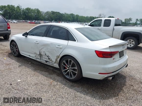 ✅ 2018 Audi S4 Premium Plus • VIN: WAUB4AF46JA002468 • Lot: 42722011. Wystawiony na IAAI z przebiegiem 124 155 mil. Bezpłatny archiwum sprzedaży aukcyjnych z USA i szczegółowy raport historii pojazdu na DreamBid. Zdjęcie 3.