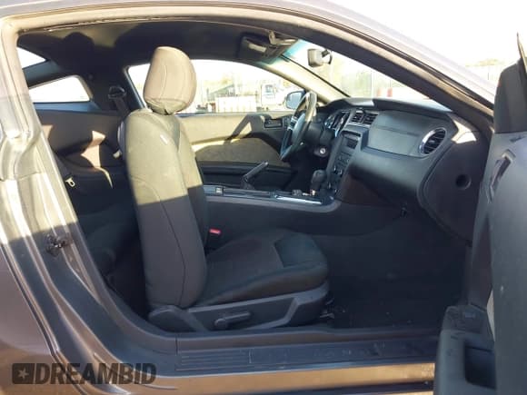 ✅ 2014 Ford Mustang V6 • VIN: 1ZVBP8AM2E5288857 • Lot: 43667786. Wystawiony na IAAI z przebiegiem 125 713 mil. Bezpłatny archiwum sprzedaży aukcyjnych z USA i szczegółowy raport historii pojazdu na DreamBid. Zdjęcie 5.