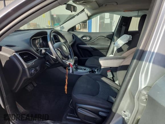 ✅ 2019 Jeep Cherokee Latitude • VIN: 1C4PJMCB5KD125782 • Lot: 84253285. Listed on Copart with 75,775 mi. Free auction sales archive from the USA and detailed vehicle history report at DreamBid. Image 7.