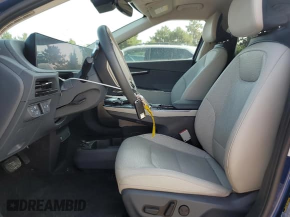 ✅ 2023 Kia EV6 Wind • VIN: KNDC3DLC7P5140948 • Lot: 62921015. Wystawiony na Copart z przebiegiem 14 026 mil. Bezpłatny archiwum sprzedaży aukcyjnych z USA i szczegółowy raport historii pojazdu na DreamBid. Zdjęcie 7.