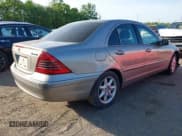✅ 2003 Mercedes-Benz C 240 • VIN: WDBRF81J23F399151 • Lot: 42148929. Wystawiony na IAAI z przebiegiem Nie podano. Bezpłatny archiwum sprzedaży aukcyjnych z USA i szczegółowy raport historii pojazdu na DreamBid. Zdjęcie 4.