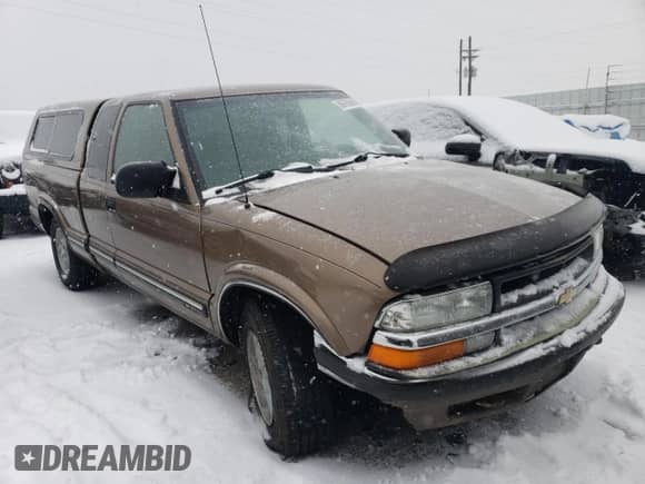 2002 Chevrolet S-10 LS with VIN 1GCDT19W128235954, listed as a Copart auction lot 86762504 with 277,482 mi miles and Salvage title. Bid and sale history available at DreamBid. Image 4.