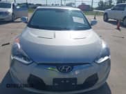 ✅ 2012 Hyundai Veloster w/Red Int • VIN: KMHTC6AD4CU053866 • Lot: 43278884. Wystawiony na IAAI z przebiegiem 155 497 mil. Bezpłatny archiwum sprzedaży aukcyjnych z USA i szczegółowy raport historii pojazdu na DreamBid. Zdjęcie 6.