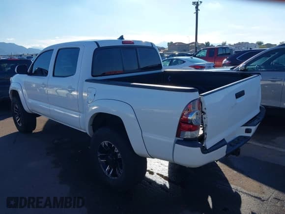 ✅ 2015 Toyota Tacoma • VIN: 3TMLU4EN0FM188246 • Lot: 43762584. Listed on IAAI with 116,967 mi. Free auction sales archive from the USA and detailed vehicle history report at DreamBid. Image 3.