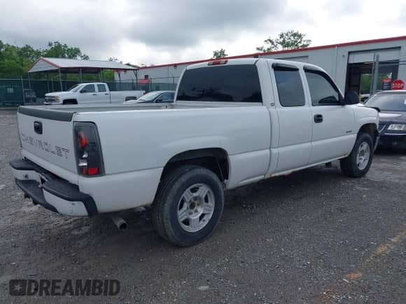 ✅ 2000 Chevrolet Silverado 1500 LS • VIN: 2GCEK19V7Y1398845 • Lot: 42609757. Wystawiony na IAAI z przebiegiem 248 417 mil mil. Skorzystaj z bezpłatnego archiwum sprzedaży aukcyjnych z USA i zobacz szczegółowy raport historii pojazdu na DreamBid. Zdjęcie 4.