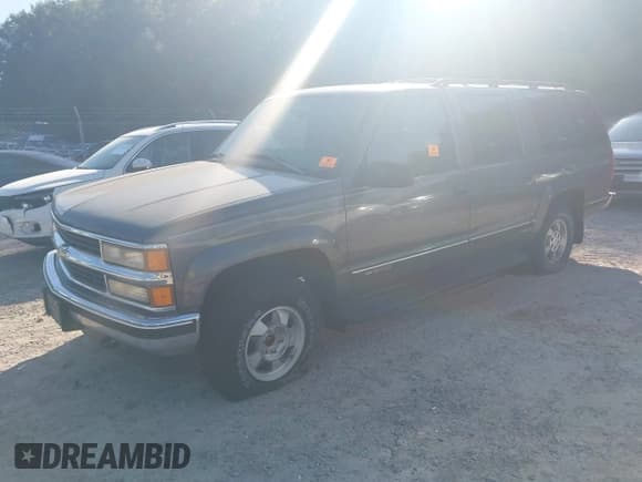 ✅ 1999 Chevrolet Suburban • VIN: 3GNFK16R9XG147947 • Lot: 43211972. Wystawiony na IAAI z przebiegiem 63 492 mil. Bezpłatny archiwum sprzedaży aukcyjnych z USA i szczegółowy raport historii pojazdu na DreamBid. Zdjęcie 2.