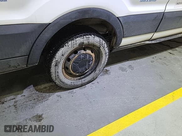 ✅ 2019 Ford Transit Cargo • VIN: 1FTYR2YM4KKA85623 • Lot: 43943597. Wystawiony na IAAI z przebiegiem 97 589 mil. Bezpłatny archiwum sprzedaży aukcyjnych z USA i szczegółowy raport historii pojazdu na DreamBid. Zdjęcie 21.