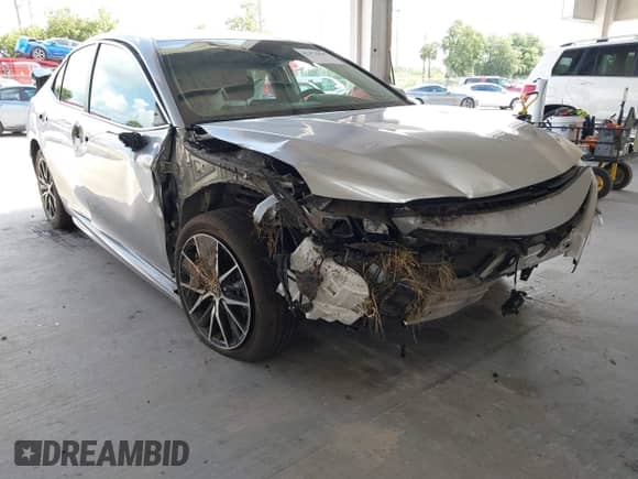 2022 Toyota Camry SE z VIN 4T1G11AK2NU651062, wystawiony jako IAAI lot #42473429 z przebiegiem 46 906 mil mil oraz . Historia ofert i sprzedaży dostępna na DreamBid. Obrazek 1.