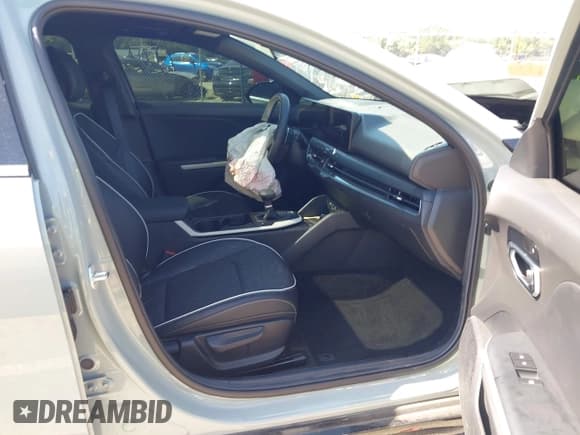 ✅ 2025 Kia K4 GT-Line • VIN: 3KPFW4DE9SE066756 • Lot: 42628609. Wystawiony na IAAI z przebiegiem Nie podano. Bezpłatny archiwum sprzedaży aukcyjnych z USA i szczegółowy raport historii pojazdu na DreamBid. Zdjęcie 5.