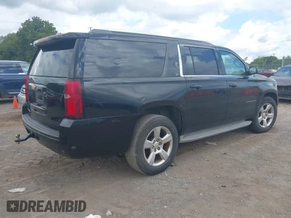 ✅ 2015 Chevrolet Suburban LT • VIN: 1GNSCJKC1FR545648 • Lot: 42982512. Wystawiony na IAAI z przebiegiem 405 947 mil. Bezpłatny archiwum sprzedaży aukcyjnych z USA i szczegółowy raport historii pojazdu na DreamBid. Zdjęcie 4.