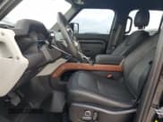 ✅ 2023 Land Rover Defender X-Dynamic SE • VIN: SALE2FEU9P2226186 • Lot: 43362315. Wystawiony na Copart z przebiegiem Nie podano. Bezpłatny archiwum sprzedaży aukcyjnych z USA i szczegółowy raport historii pojazdu na DreamBid. Zdjęcie 8.