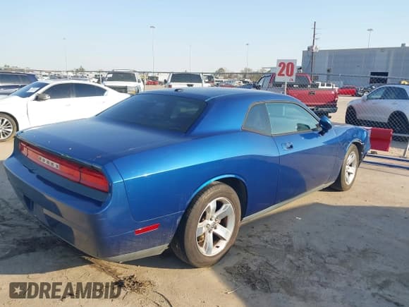 ✅ 2009 Dodge Challenger SE • VIN: 2B3LJ44VX9H612031 • Lot: 41700888. Wystawiony na IAAI z przebiegiem 202 454 mil. Bezpłatny archiwum sprzedaży aukcyjnych z USA i szczegółowy raport historii pojazdu na DreamBid. Zdjęcie 4.