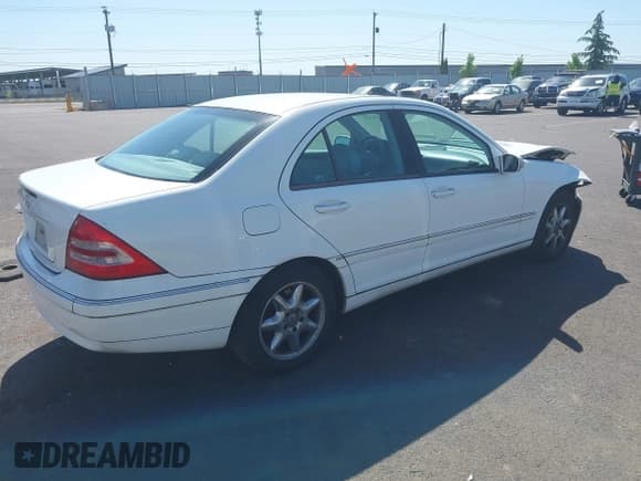 ✅ 2004 Mercedes-Benz C 240 • VIN: WDBRF61J24F480110 • Lot: 42196561. Wystawiony na IAAI z przebiegiem 125 617 mil. Bezpłatny archiwum sprzedaży aukcyjnych z USA i szczegółowy raport historii pojazdu na DreamBid. Zdjęcie 4.