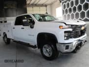 ✅ 2024 Chevrolet Silverado 2500HD Work Truck • VIN: 1GB1YLE7XRF337228 • Лот: 61039045. Опубликован ранее на Copart с пробегом 8 263 миль. Бесплатный доступ к архиву аукционных продаж из США и подробный отчёт об истории автомобиля на DreamBid. Изображение 1.