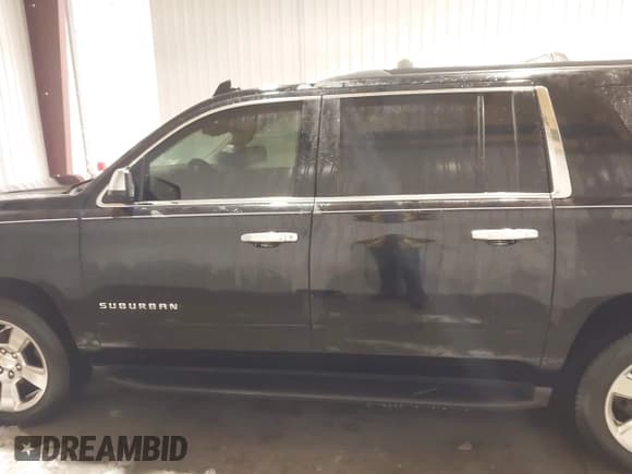 ✅ 2018 Chevrolet Suburban LS • VIN: 1GNSKGKC7JR107943 • Lot: 41127622. Listed on IAAI with 172,687 mi. Free auction sales archive from the USA and detailed vehicle history report at DreamBid. Image 14.