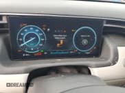 ✅ 2024 Hyundai Tucson SEL Convenience • VIN: KM8JCCD10RU215539 • Lot: 85010395. Wystawiony na Copart z przebiegiem 17 568 mil. Bezpłatny archiwum sprzedaży aukcyjnych z USA i szczegółowy raport historii pojazdu na DreamBid. Zdjęcie 9.