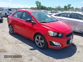2015 Chevrolet Sonic RS z VIN 1G1JG5SB7F4163458, wystawiony jako IAAI lot #42584586 z przebiegiem 151 193 mil mil oraz . Historia ofert i sprzedaży dostępna na DreamBid. Obrazek 1.