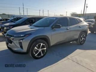 2025 Chevrolet Trax 1RS с VIN KL77LGEP0SC035110, выставлен на аукционе Copart как лот 66262885 с пробегом 13 774 миль миль и Чистый • Clean title. История ставок и продаж доступна на DreamBid. Изображение 1.