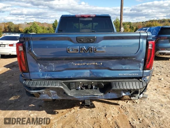 ✅ 2024 GMC Sierra 2500HD Denali Ultimate • VIN: 1GT19XEYXRF266928 • Lot: 90368095. Wystawiony na Copart z przebiegiem 25 632 mil. Bezpłatny archiwum sprzedaży aukcyjnych z USA i szczegółowy raport historii pojazdu na DreamBid. Zdjęcie 6.