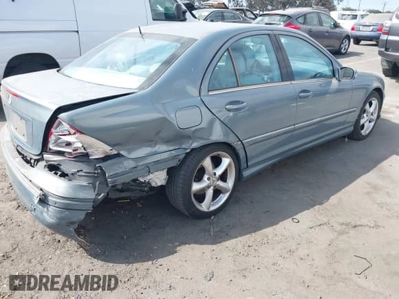 ✅ 2006 Mercedes-Benz C 230 Sport • VIN: WDBRF52H16A840523 • Lot: 43165753. Wystawiony na IAAI z przebiegiem 213 305 mil. Bezpłatny archiwum sprzedaży aukcyjnych z USA i szczegółowy raport historii pojazdu na DreamBid. Zdjęcie 4.