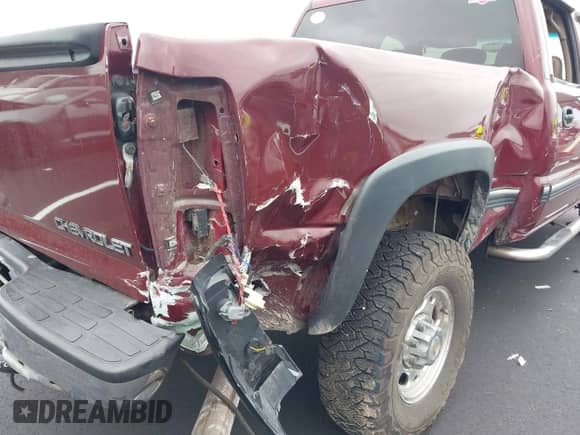 2002 Chevrolet Silverado 1500HD LT z VIN 1GCGK13U62F205030, wystawiony jako IAAI lot #42913610 z przebiegiem 263 908 mil mil oraz . Historia ofert i sprzedaży dostępna na DreamBid. Obrazek 17.