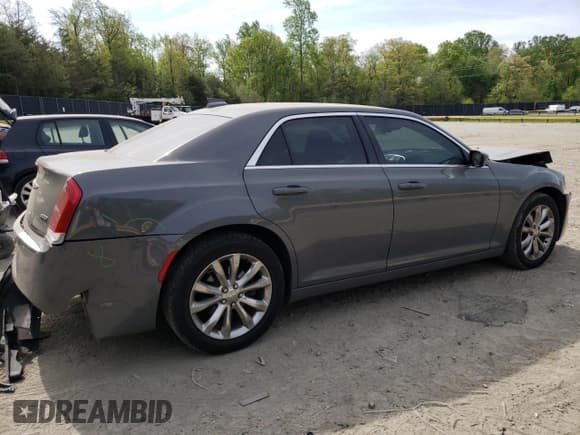 ✅ 2018 Chrysler 300 Touring • VIN: 2C3CCARG7JH202071 • Lot: 53814445. Wystawiony na Copart z przebiegiem 74 334 mil. Bezpłatny archiwum sprzedaży aukcyjnych z USA i szczegółowy raport historii pojazdu na DreamBid. Zdjęcie 3.